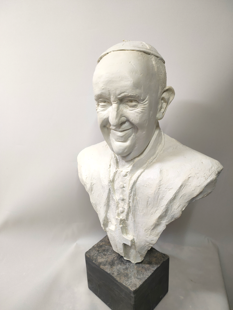 Luz de Misericordia, Papa Francisco .Edición de 7. 50 x 73 x 23 cm. Material: Resina de poliéster 4800€ + IVA Con certificado de autenticidad